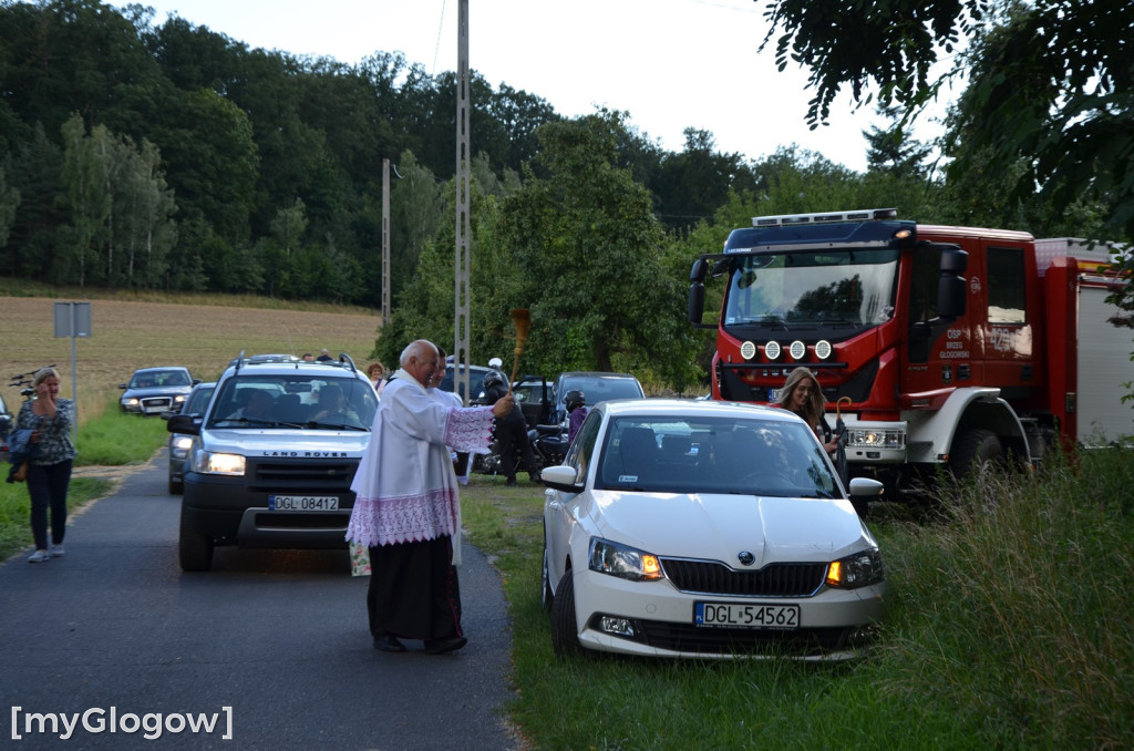 Poświęcenie samochodów pod Górą Świętej Anny koło Głogowa