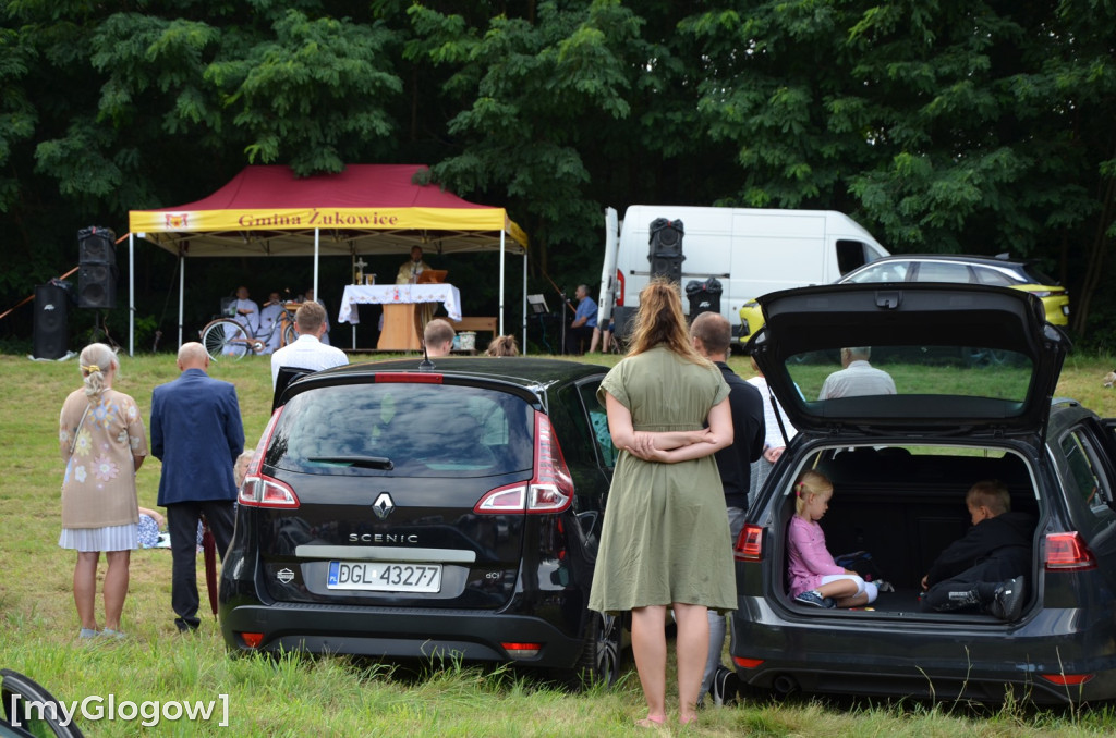 Poświęcenie samochodów pod Górą Świętej Anny koło Głogowa