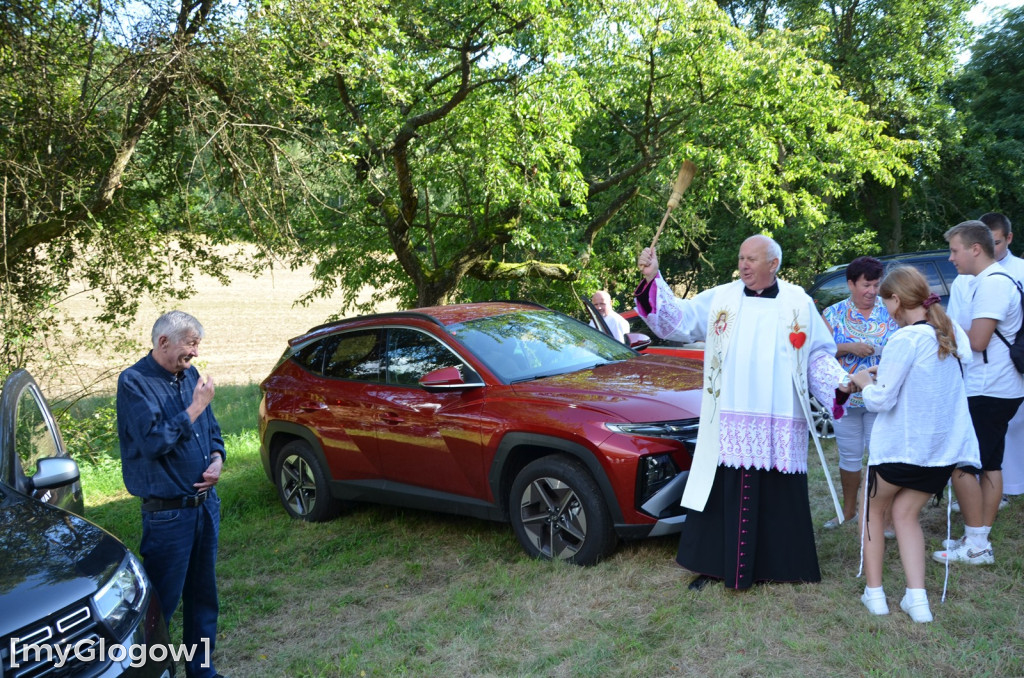 Poświęcenie samochodów pod Górą Świętej Anny koło Głogowa