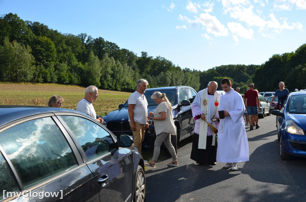 Poświęcenie samochodów pod Górą Świętej Anny koło Głogowa