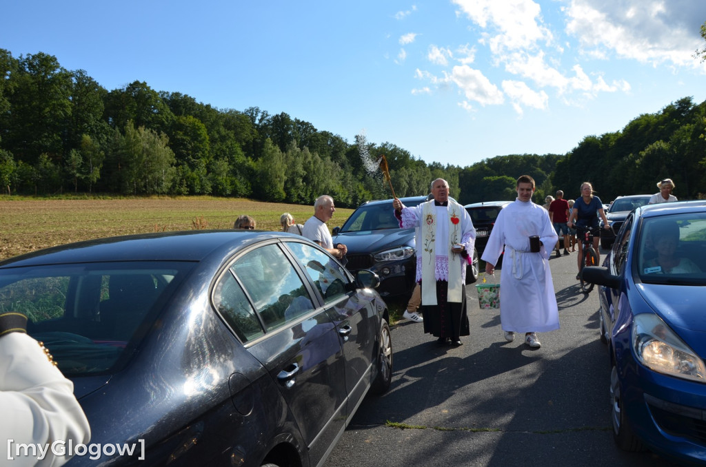 Poświęcenie samochodów pod Górą Świętej Anny koło Głogowa