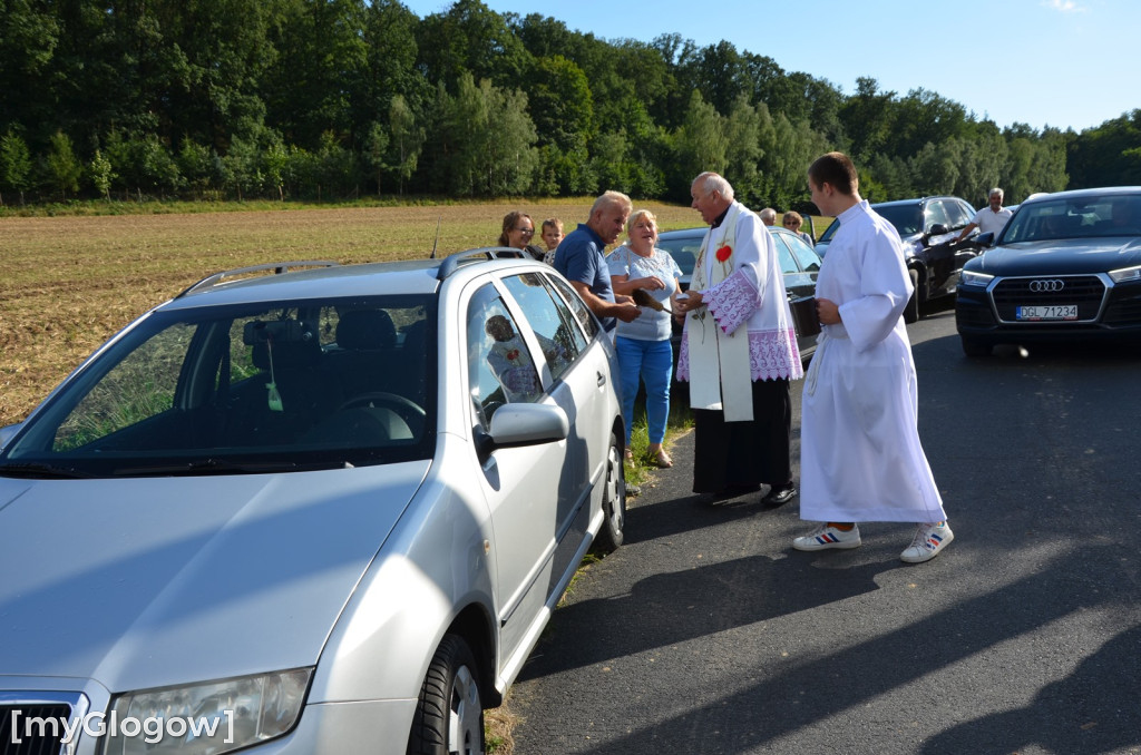 Poświęcenie samochodów pod Górą Świętej Anny koło Głogowa