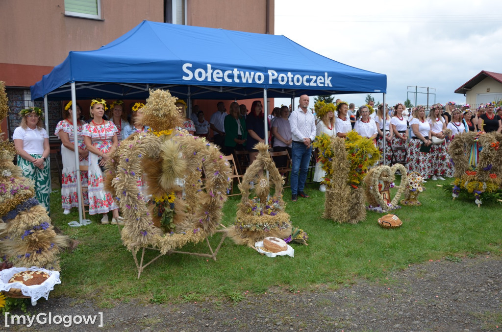 Gmina Jerzmanowa bawi  się na dożynkach w Potoczku