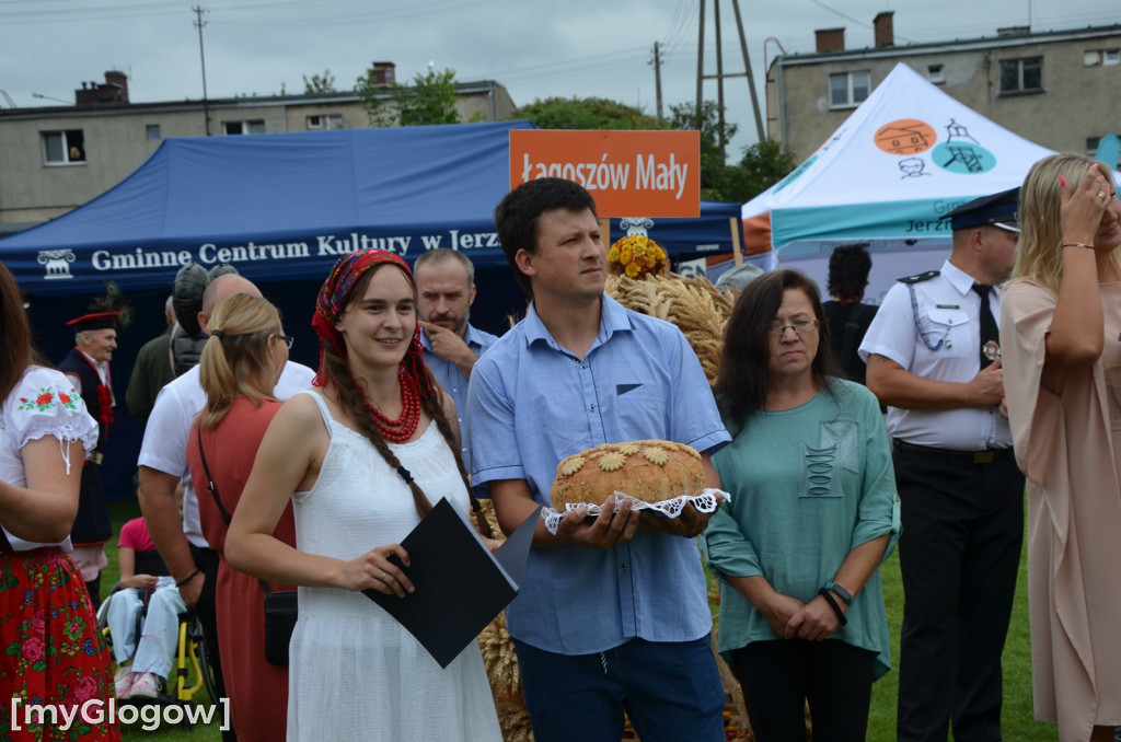 Gmina Jerzmanowa bawi  się na dożynkach w Potoczku