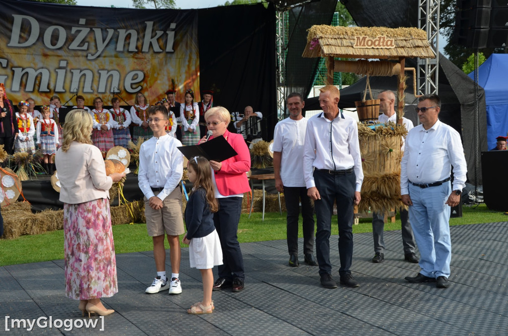 Gmina Jerzmanowa bawi  się na dożynkach w Potoczku