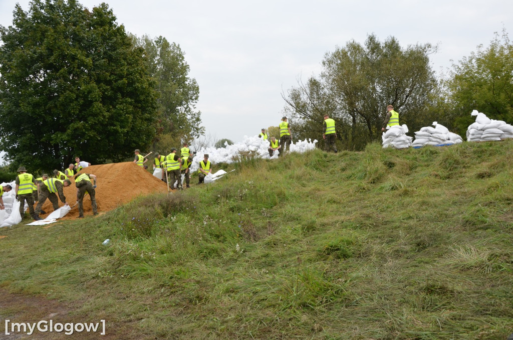 Mieszkańcy gminy Głogów umacniają wały przeciwpowodziowe