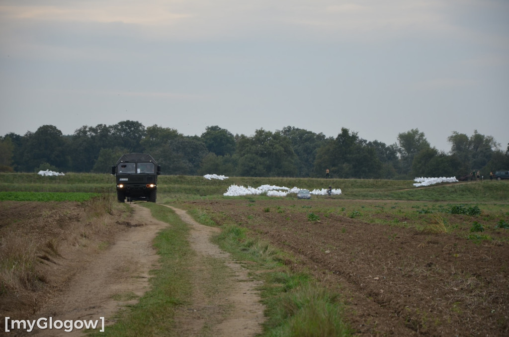 Mieszkańcy gminy Głogów umacniają wały przeciwpowodziowe