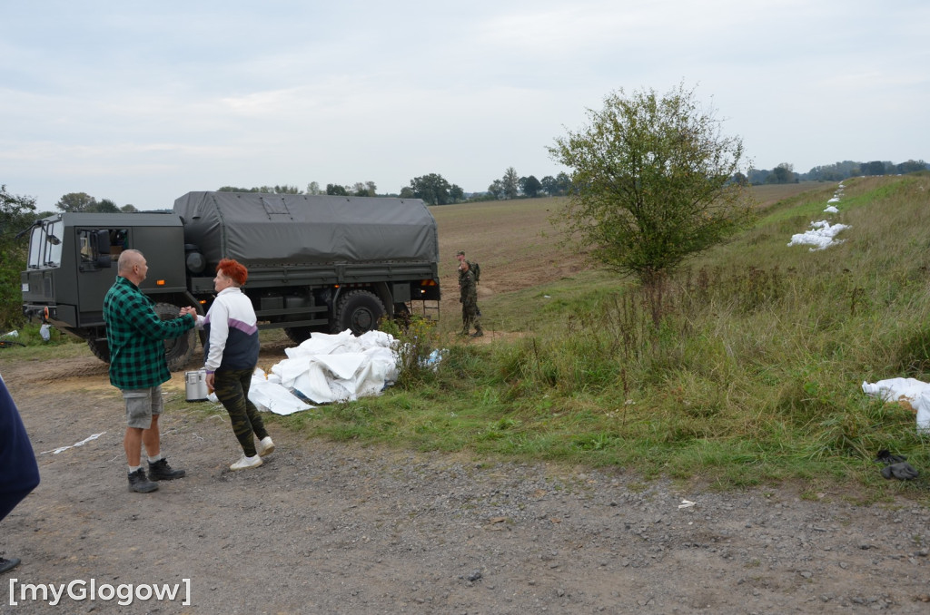 Mieszkańcy gminy Głogów umacniają wały przeciwpowodziowe