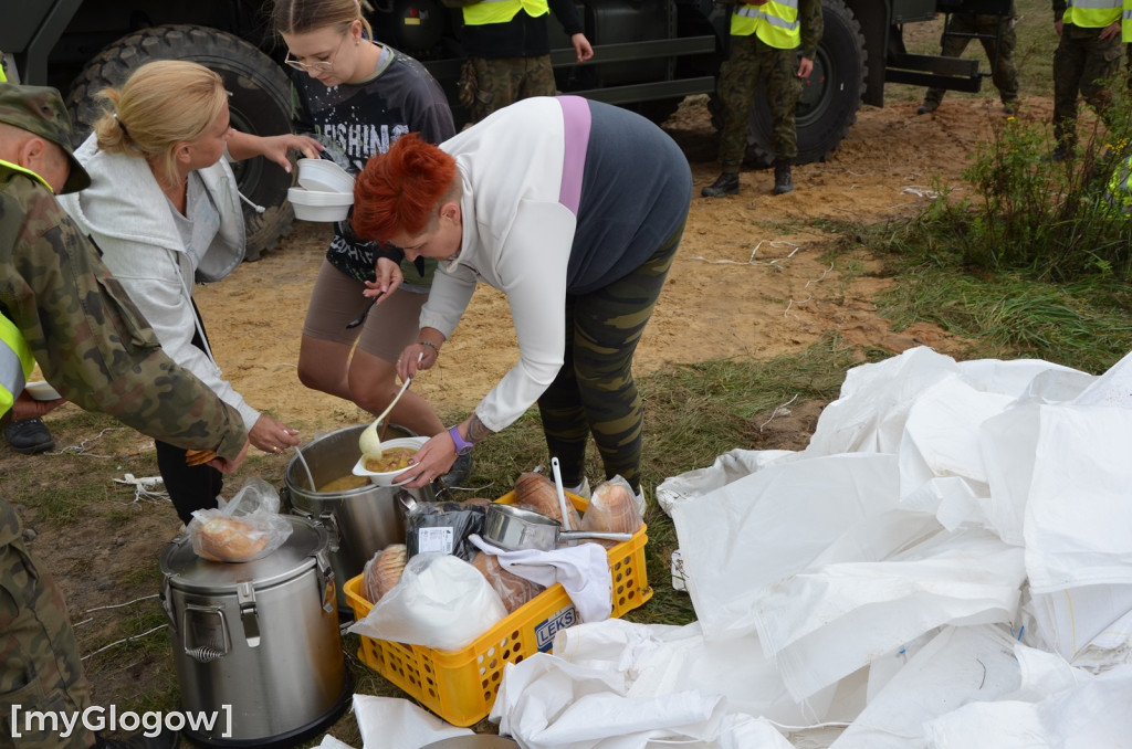 Mieszkańcy gminy Głogów umacniają wały przeciwpowodziowe