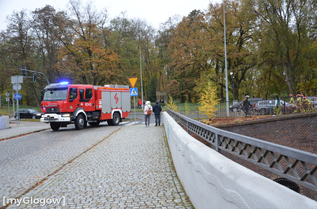 Zadyma z BMW przy rondzie w Głogowie