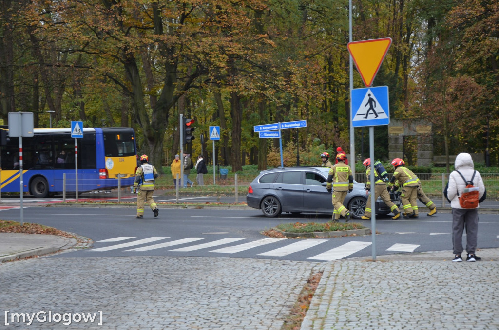 Zadyma z BMW przy rondzie w Głogowie