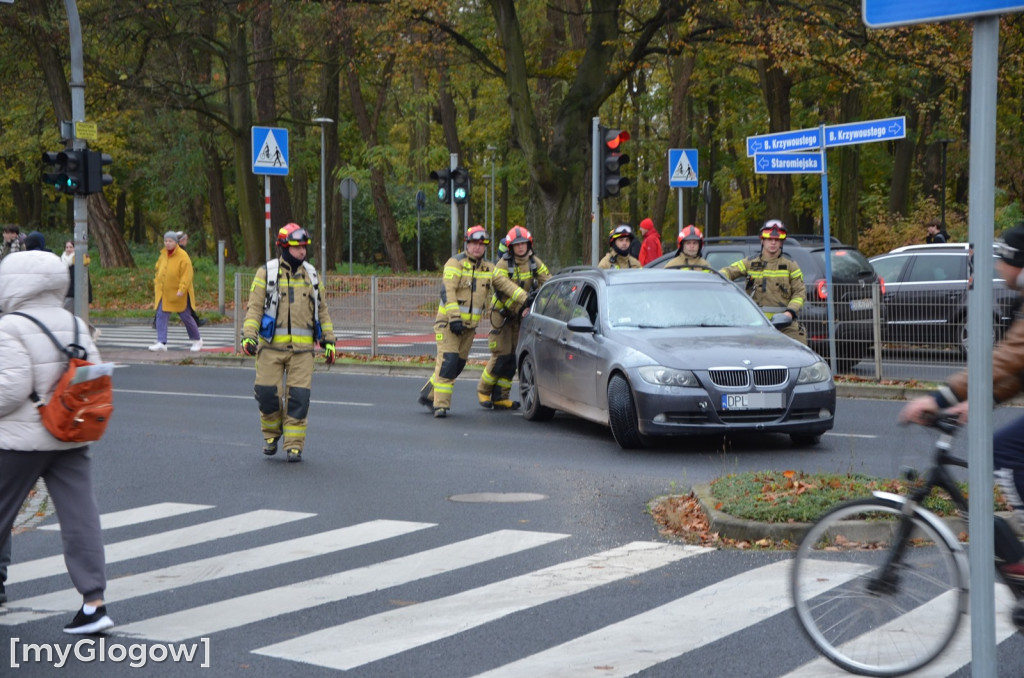 Zadyma z BMW przy rondzie w Głogowie