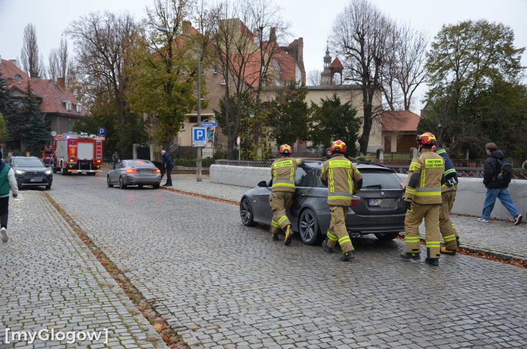 Zadyma z BMW przy rondzie w Głogowie