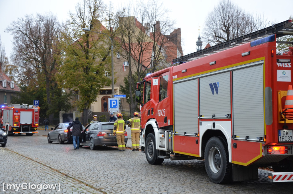 Zadyma z BMW przy rondzie w Głogowie