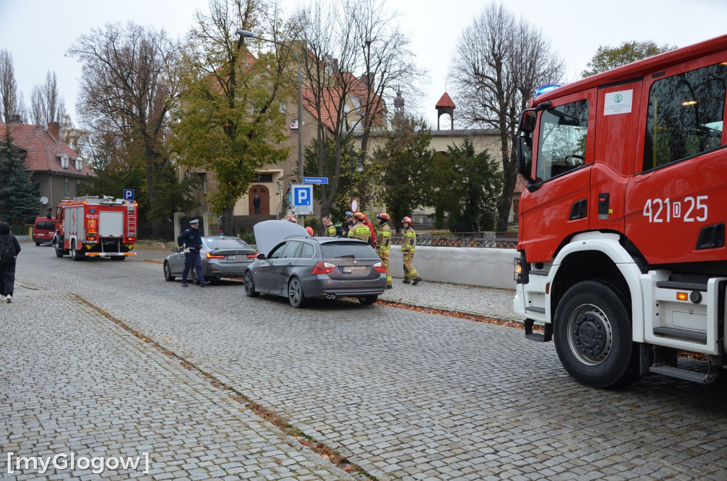 Zadyma z BMW przy rondzie w Głogowie