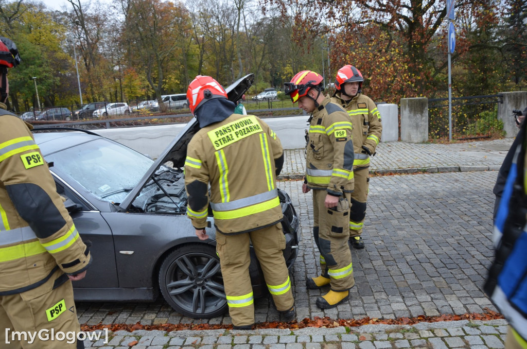 Zadyma z BMW przy rondzie w Głogowie