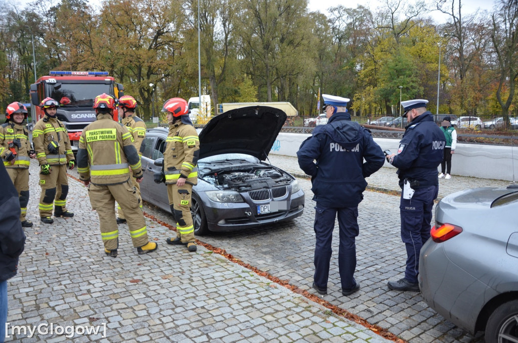 Zadyma z BMW przy rondzie w Głogowie