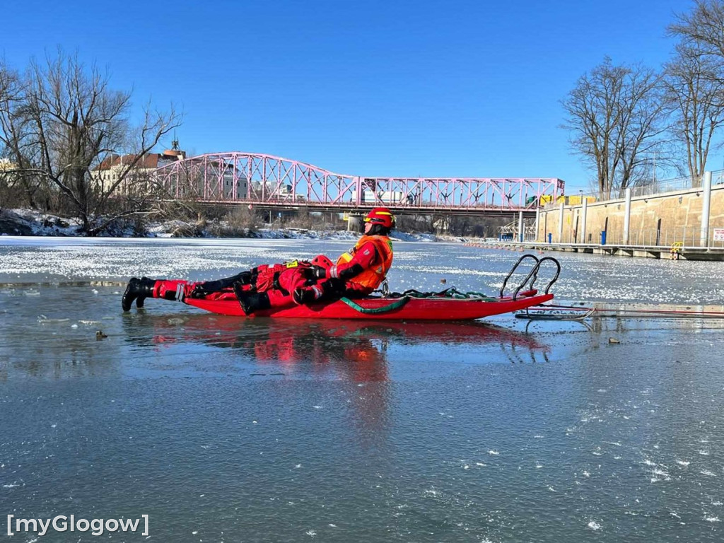 Ćwiczenia strażaków nad Odrą