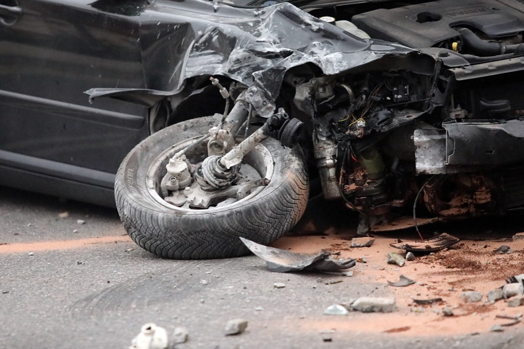 Wypadek pod Głogowem. Autem uderzył w mur