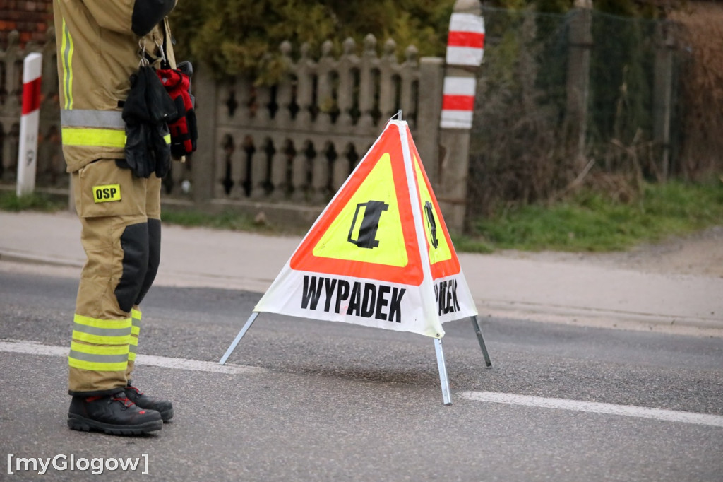 Wypadek pod Głogowem. Autem uderzył w mur