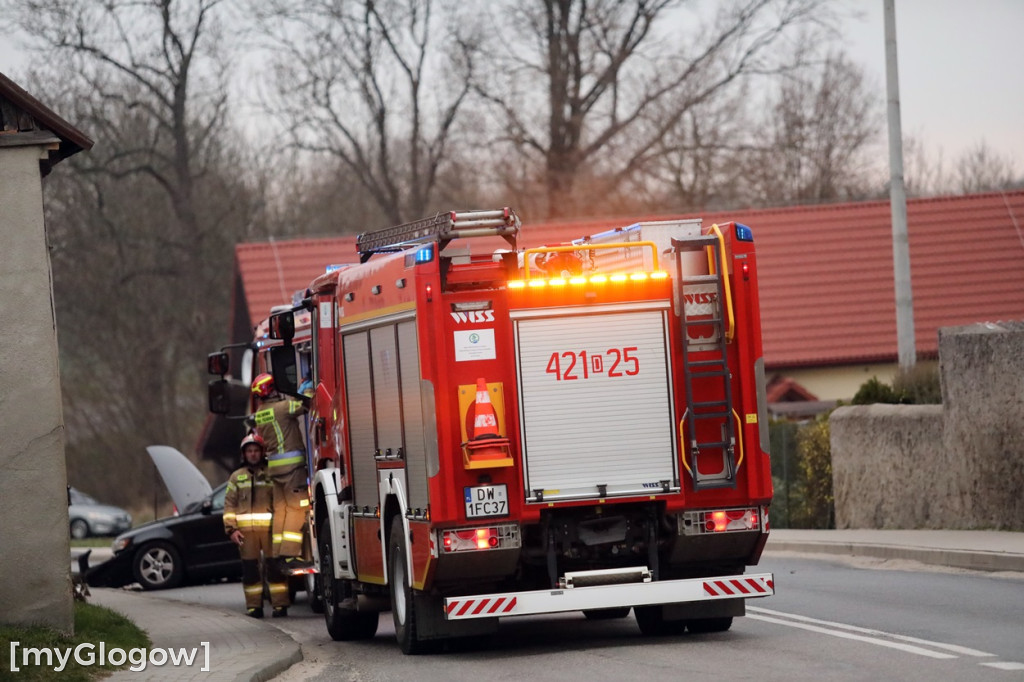 Wypadek pod Głogowem. Autem uderzył w mur