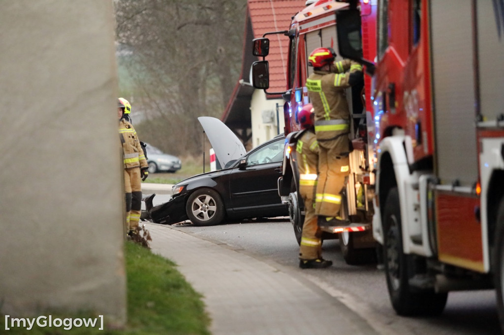 Wypadek pod Głogowem. Autem uderzył w mur