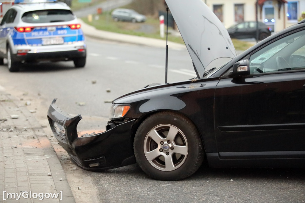 Wypadek pod Głogowem. Autem uderzył w mur