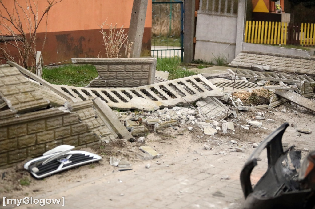 Wypadek pod Głogowem. Autem uderzył w mur