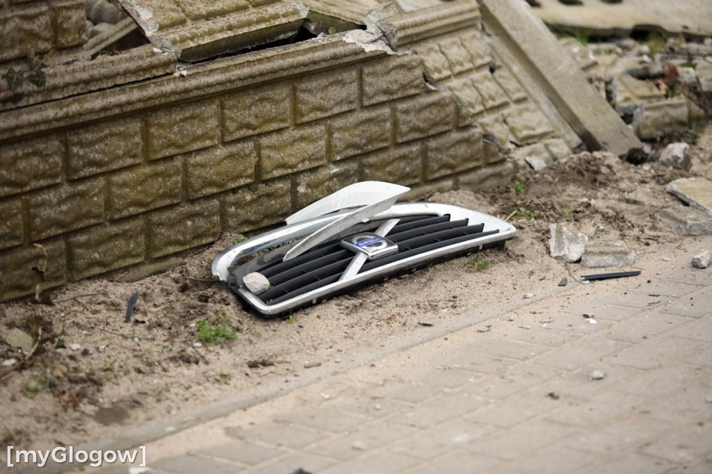 Wypadek pod Głogowem. Autem uderzył w mur