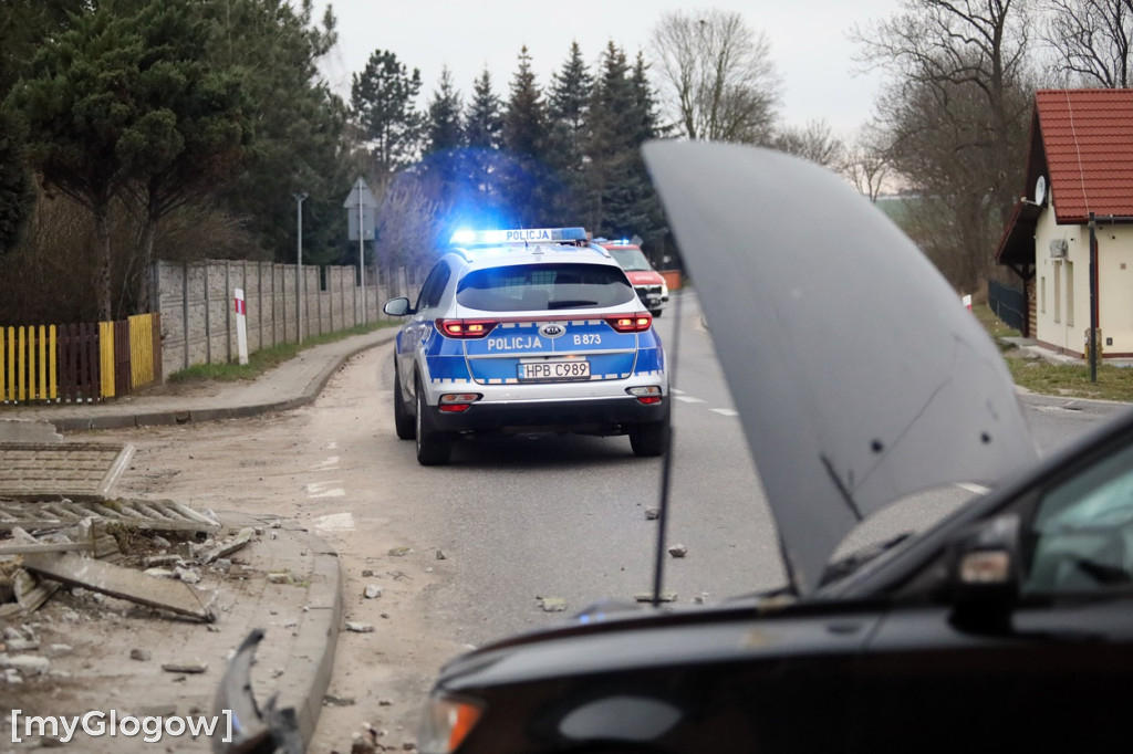 Wypadek pod Głogowem. Autem uderzył w mur