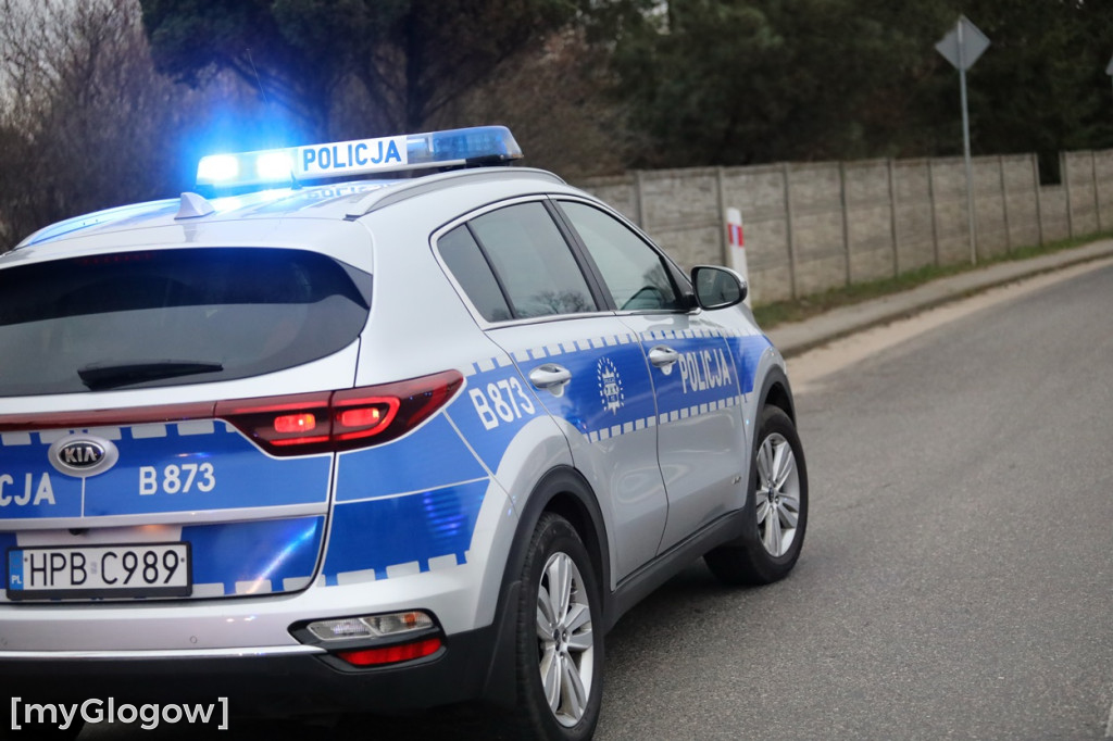 Wypadek pod Głogowem. Autem uderzył w mur