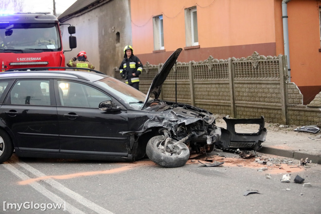 Wypadek pod Głogowem. Autem uderzył w mur