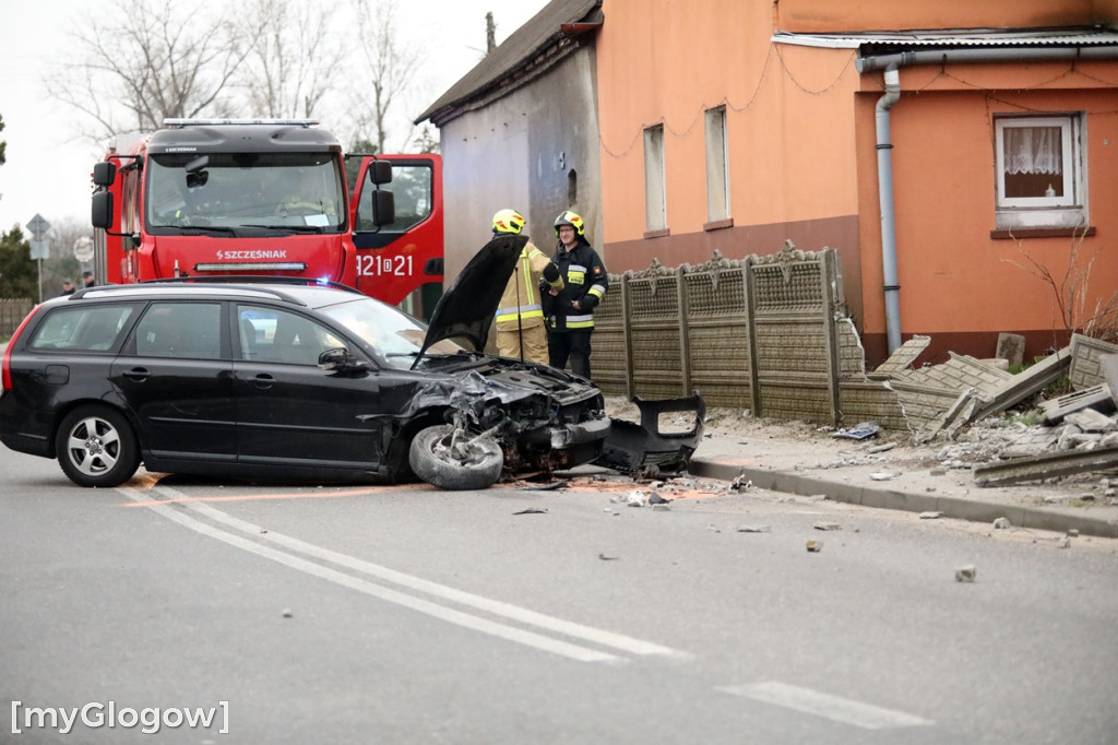 Wypadek pod Głogowem. Autem uderzył w mur