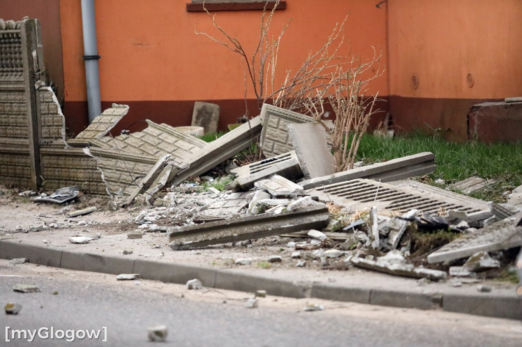 Wypadek pod Głogowem. Autem uderzył w mur