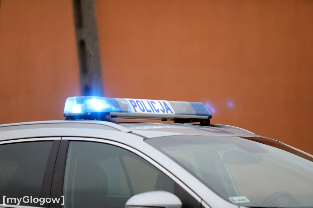 Wypadek pod Głogowem. Autem uderzył w mur