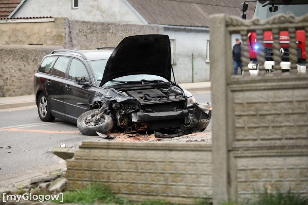Wypadek pod Głogowem. Autem uderzył w mur