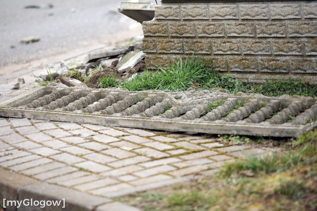 Wypadek pod Głogowem. Autem uderzył w mur