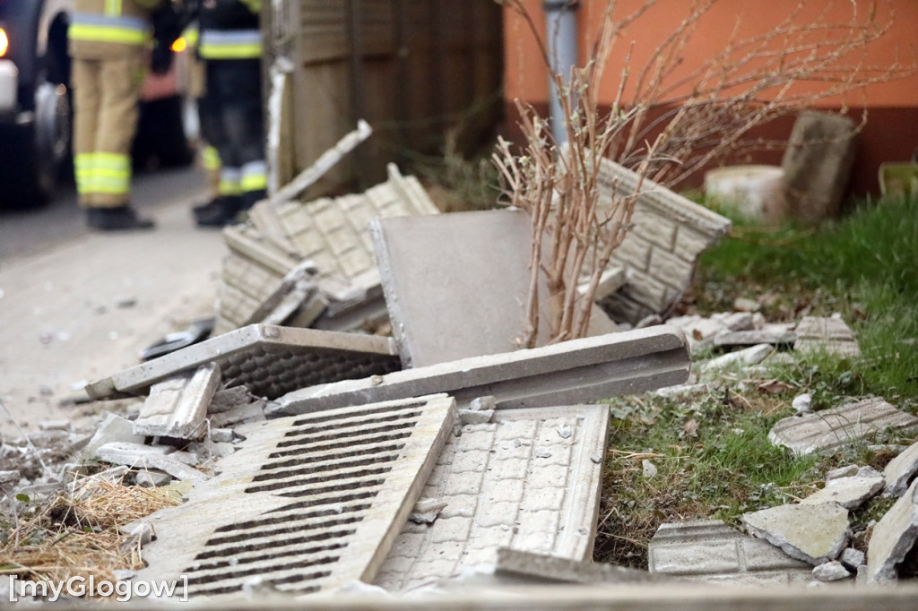 Wypadek pod Głogowem. Autem uderzył w mur