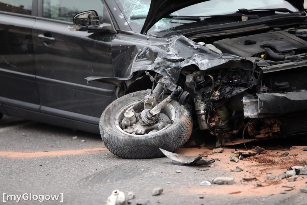 Wypadek pod Głogowem. Autem uderzył w mur