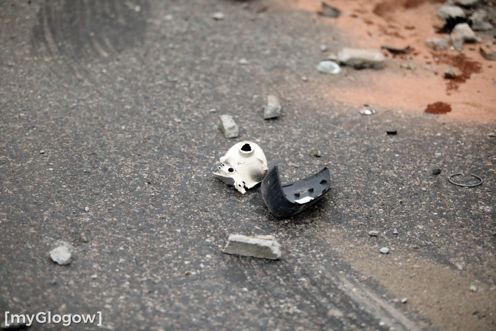 Wypadek pod Głogowem. Autem uderzył w mur