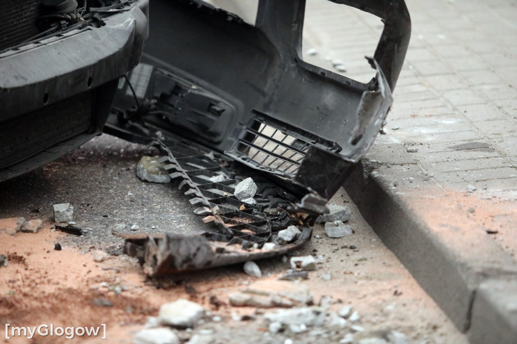 Wypadek pod Głogowem. Autem uderzył w mur