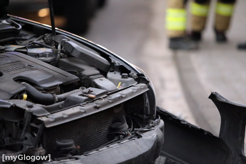 Wypadek pod Głogowem. Autem uderzył w mur