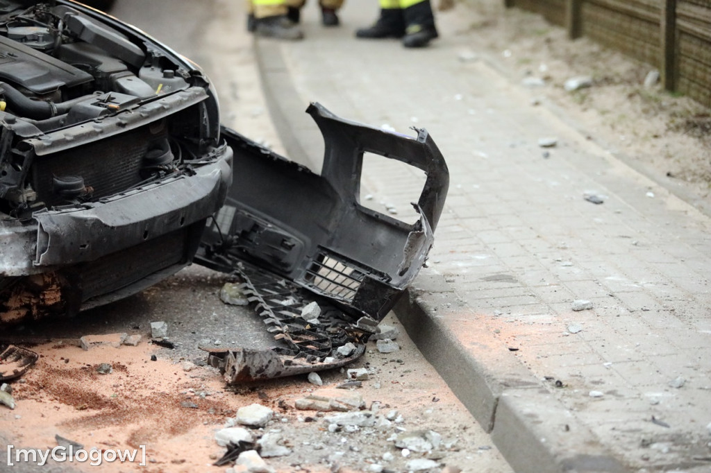 Wypadek pod Głogowem. Autem uderzył w mur