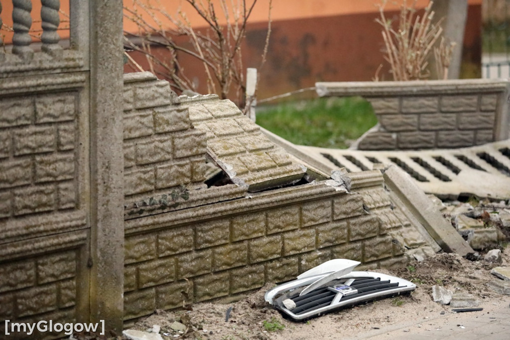Wypadek pod Głogowem. Autem uderzył w mur