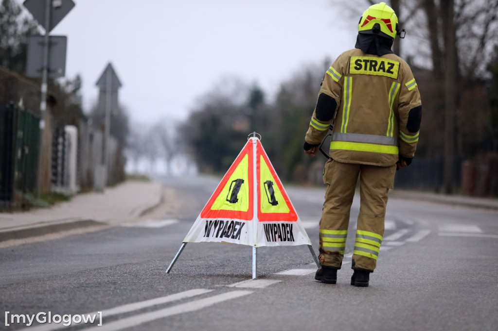 Wypadek pod Głogowem. Autem uderzył w mur