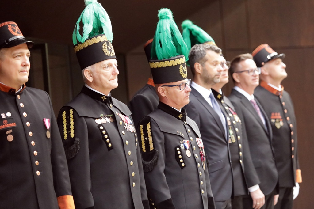 Hutnicza pobudka na dziedzińcu centrali KGHM