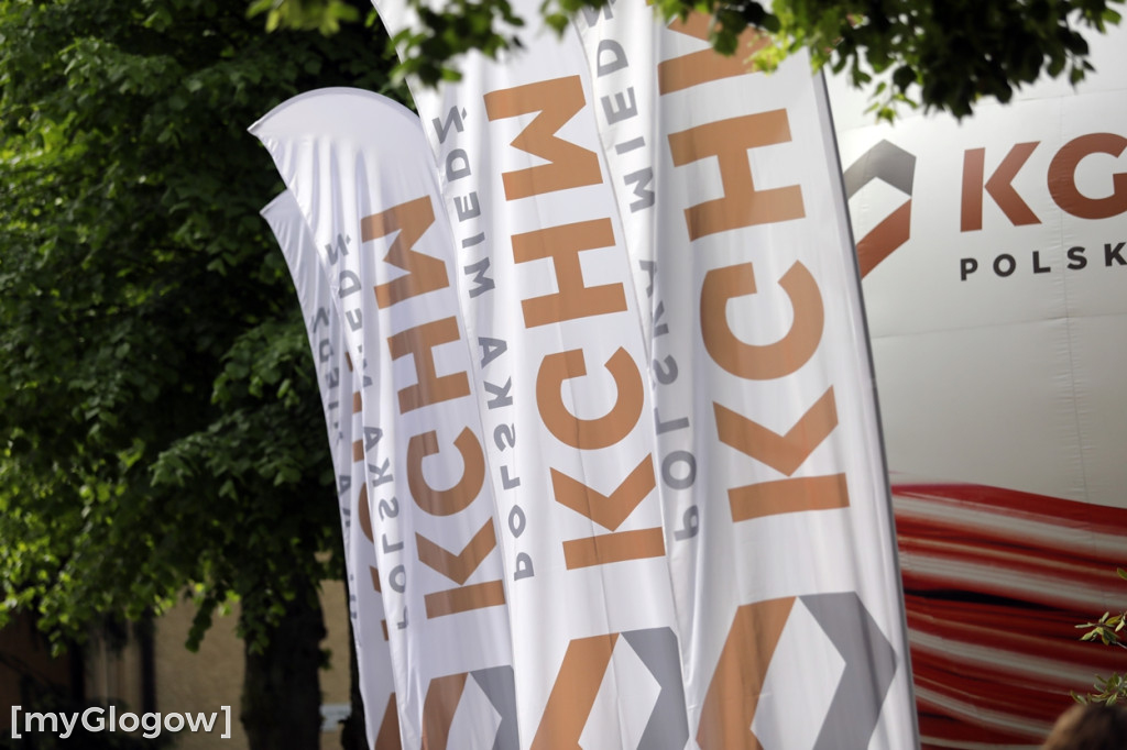 Hutnicza pobudka na dziedzińcu centrali KGHM