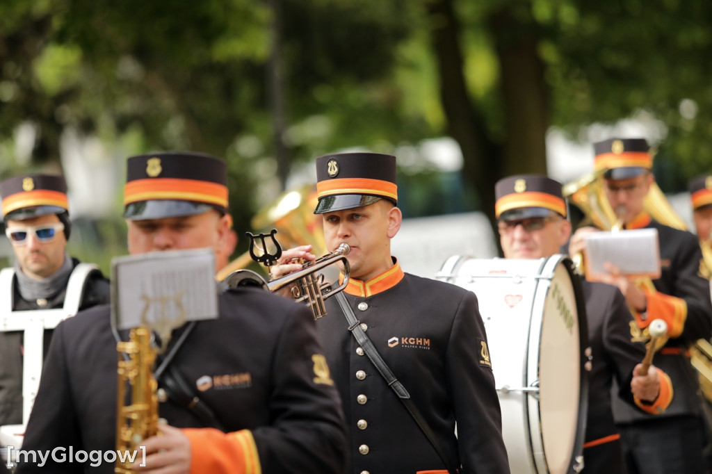 Hutnicza pobudka na dziedzińcu centrali KGHM