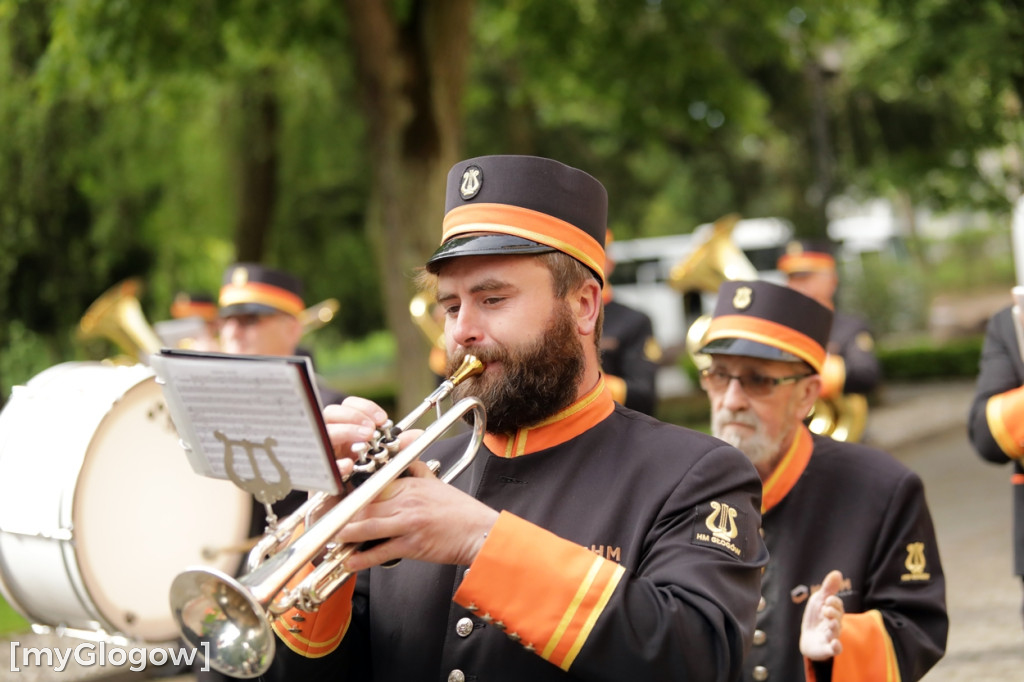 Hutnicza pobudka na dziedzińcu centrali KGHM