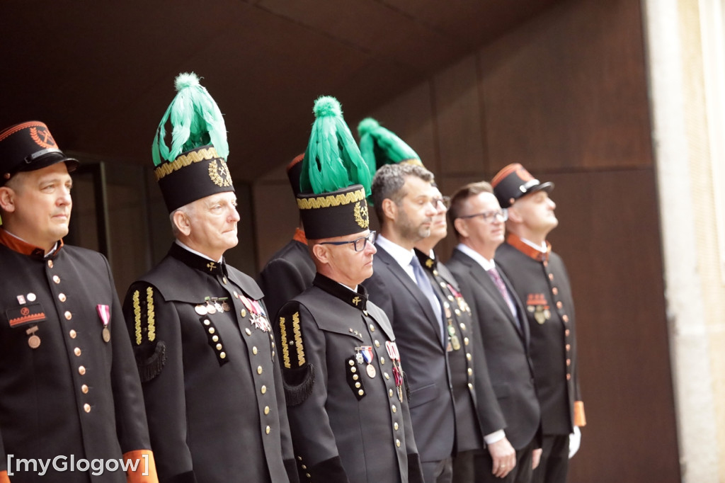 Hutnicza pobudka na dziedzińcu centrali KGHM
